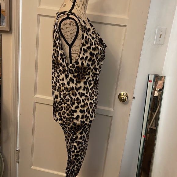 Leopard print formfitting dress open back size small - Picture 4 of 8